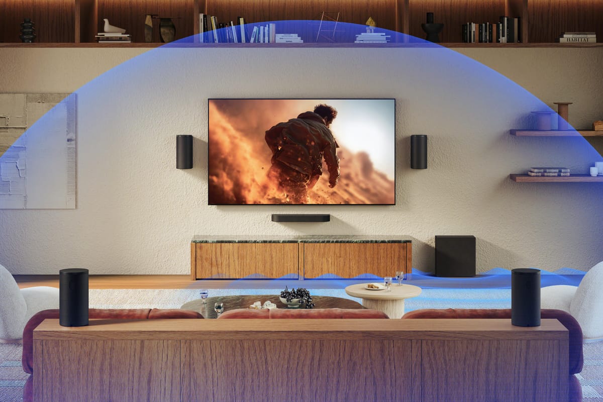 Heimkino mit Surround-Sound und Beamer.