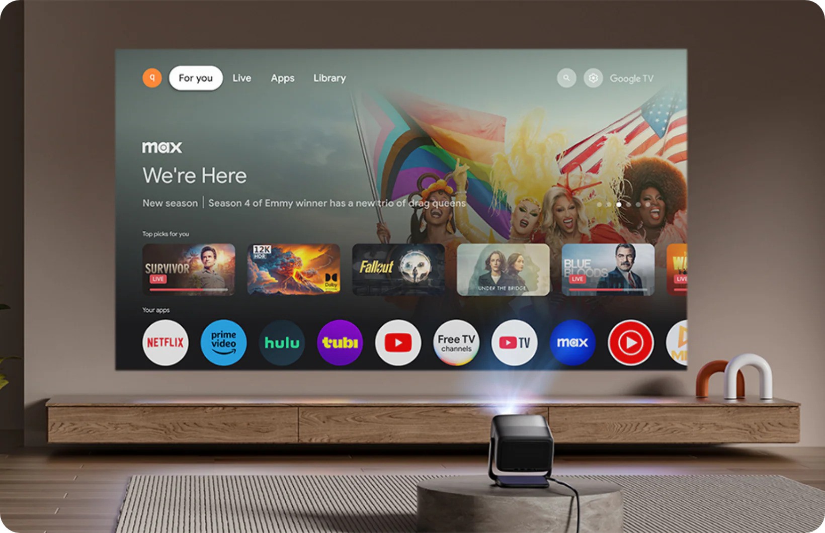 Beamer projiziert Streaming-Dienste auf Leinwand.