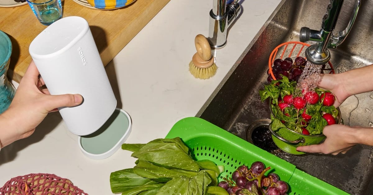 Küche mit Lautsprecher und Gemüse im Spülbecken.