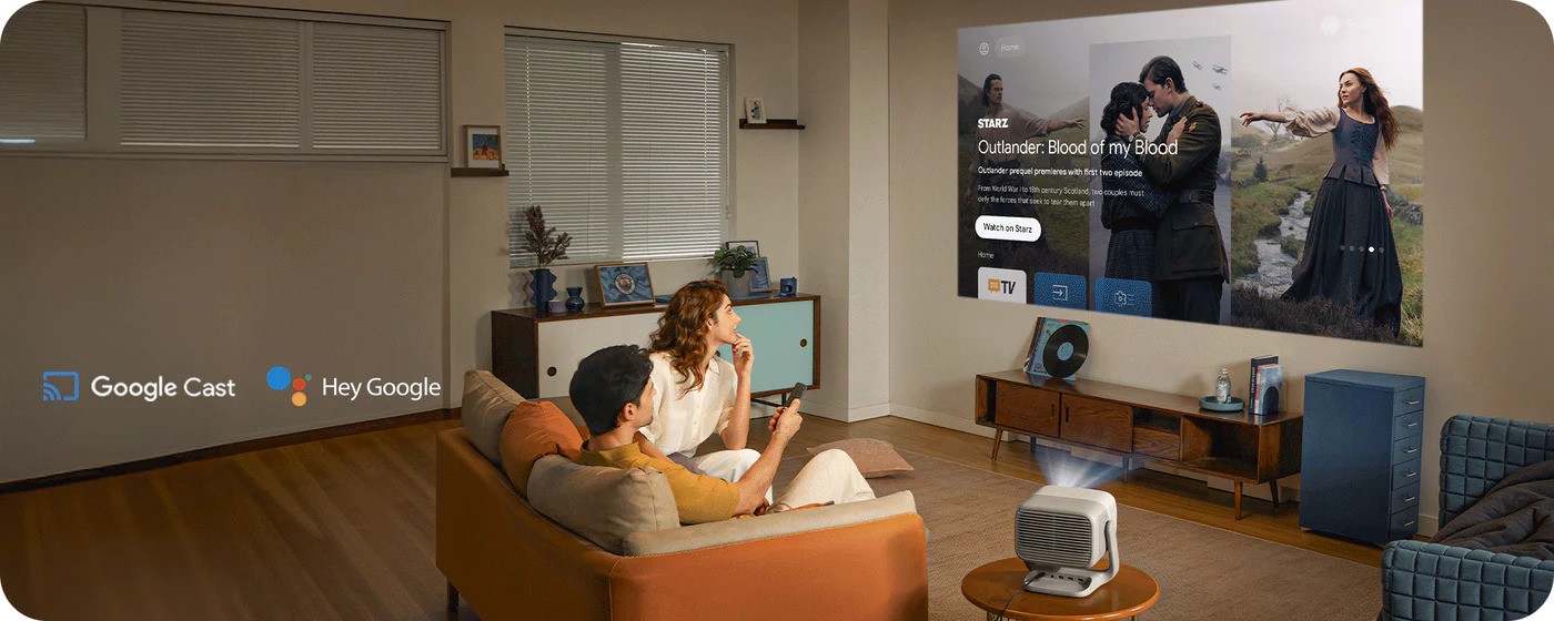 Paar schaut Film mit Beamer im Wohnzimmer.