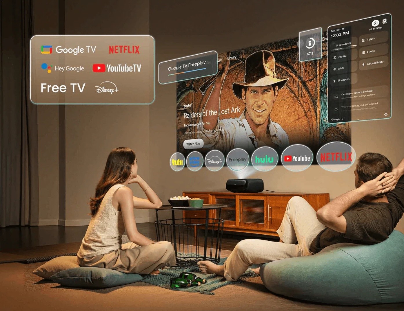 Paar schaut Film mit Beamer-Projektion.