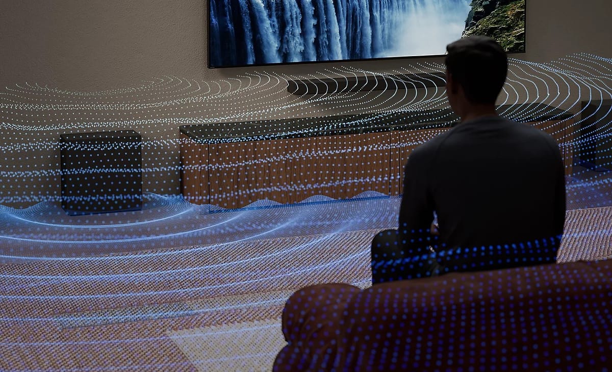 Mann genießt immersiven Sound in Wohnzimmer.