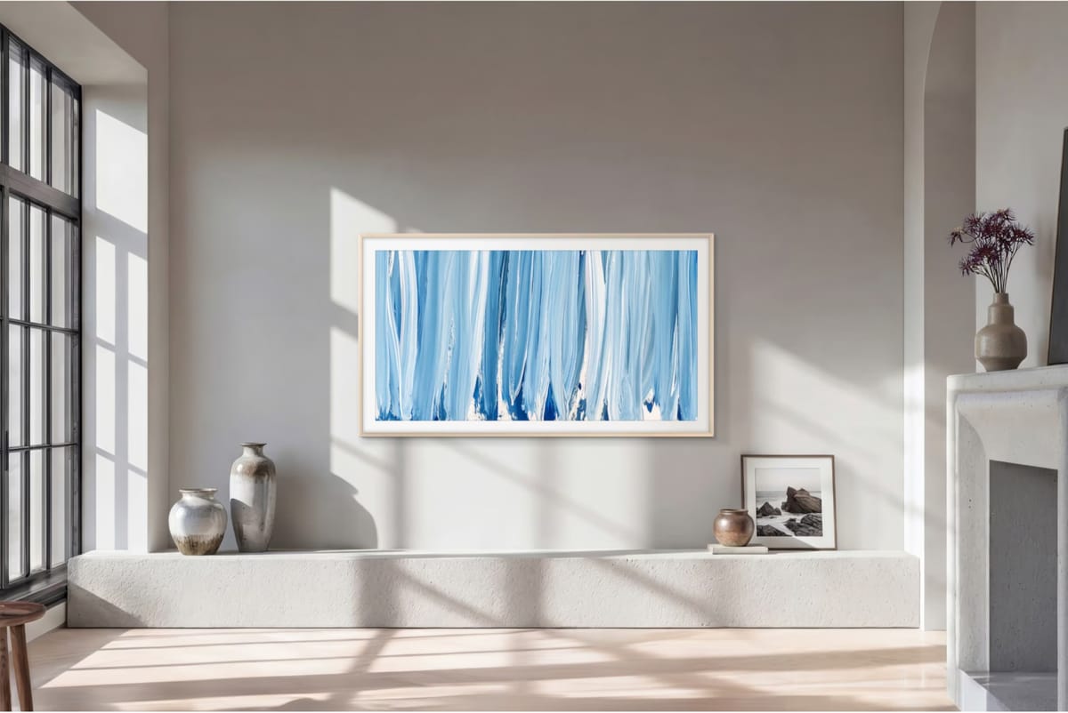 Modernes Wohnzimmer mit abstraktem blauen Gemälde.