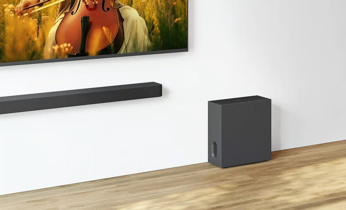 Soundbar und Subwoofer unter einem Fernseher.