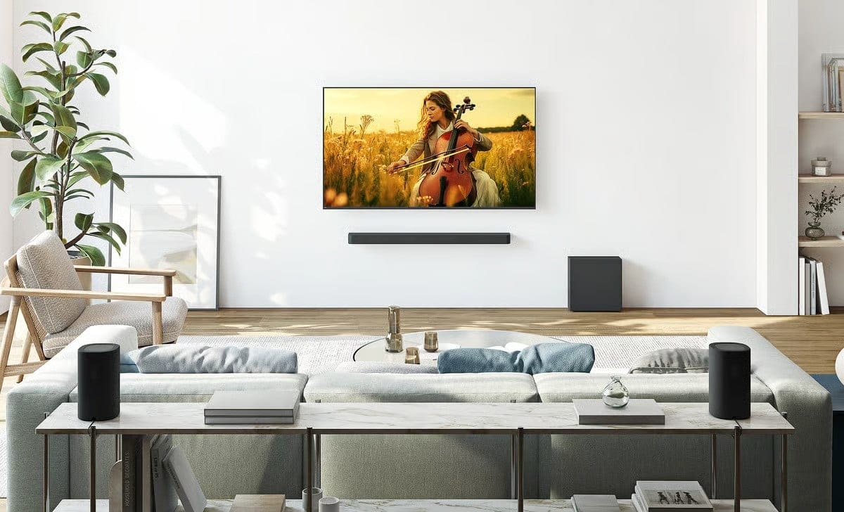 Modernes Wohnzimmer mit Fernseher und Soundanlage.