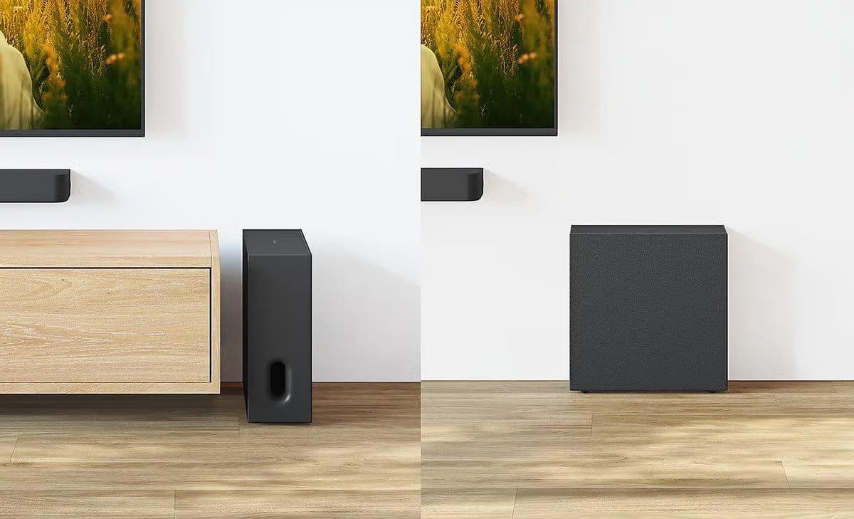 Subwoofer neben TV-Schrank und Wand.