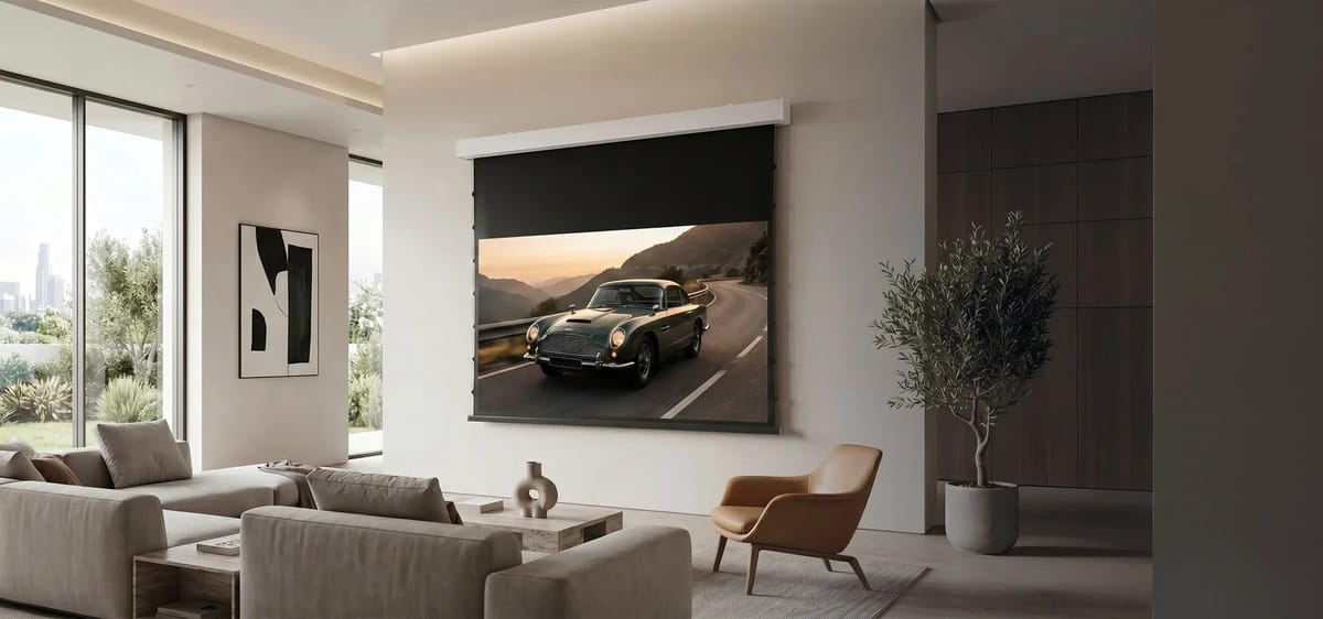 Modernes Wohnzimmer mit Beamer und Leinwand.