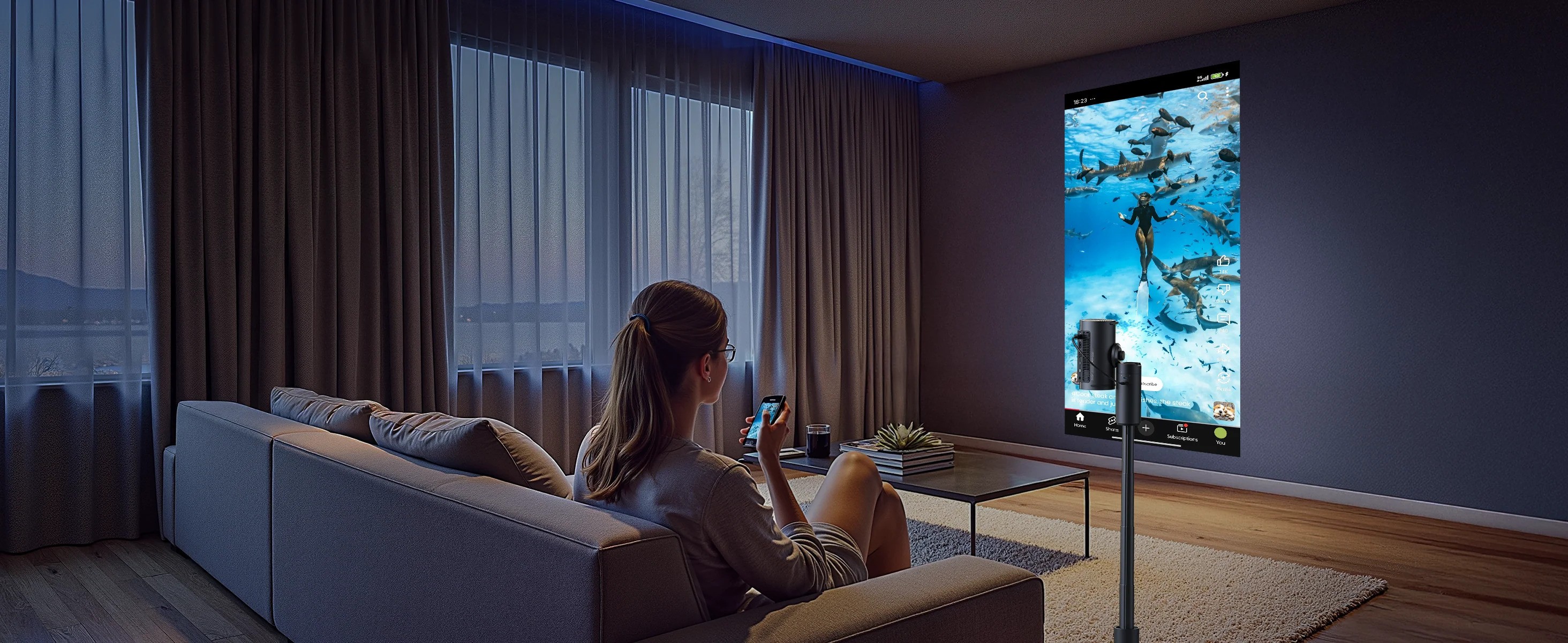 Frau schaut auf Beamer-Projektion im Wohnzimmer.