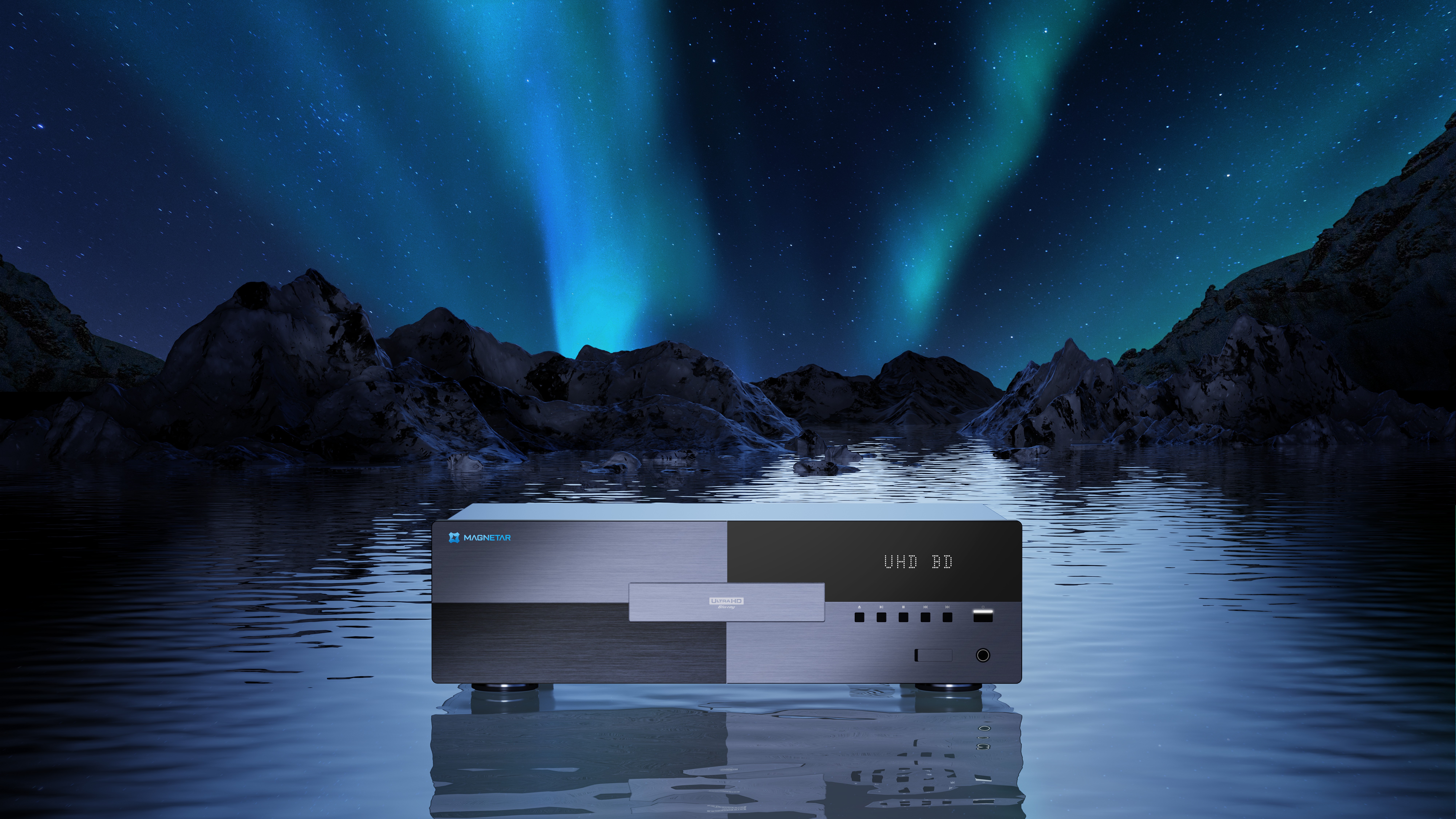 Beamer vor Polarlichtern und Bergen im Wasser.