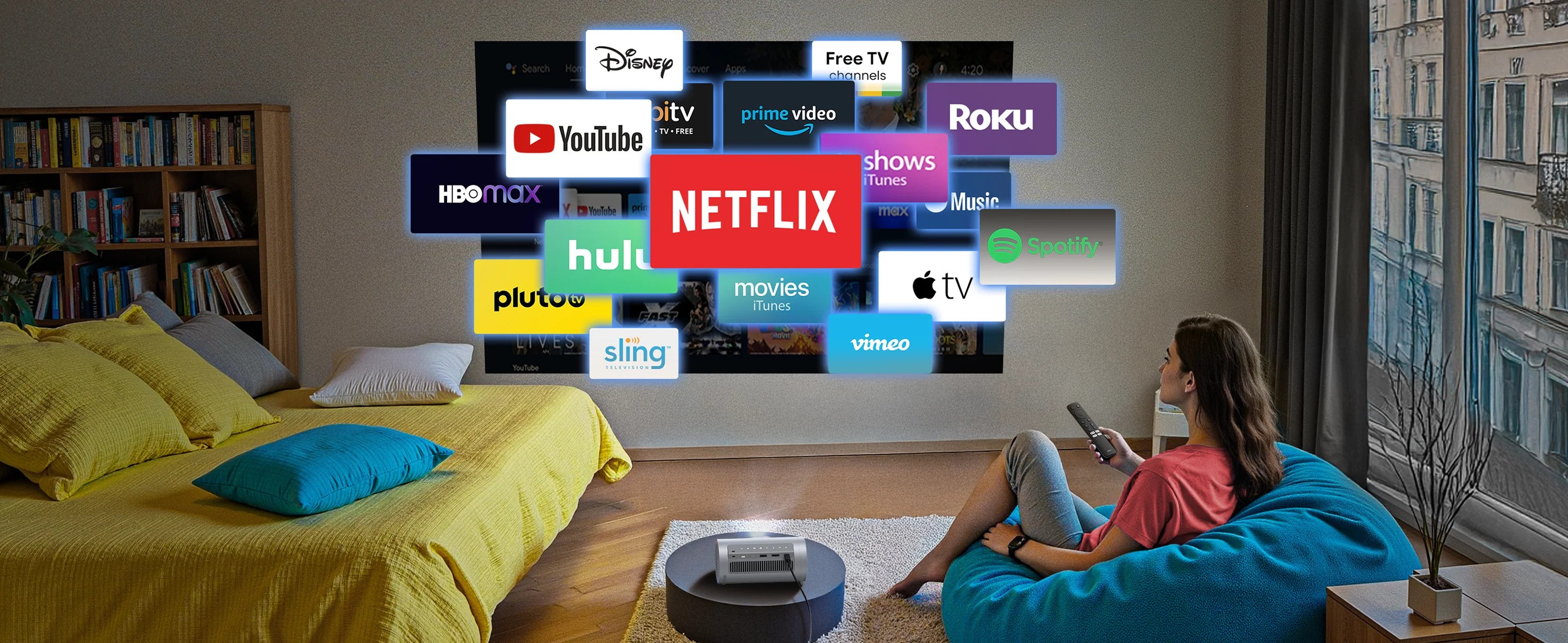 Person streamt Inhalte mit Beamer im Wohnzimmer.