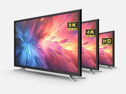Drei Fernseher mit 8K, 4K, HD-Auflösung.