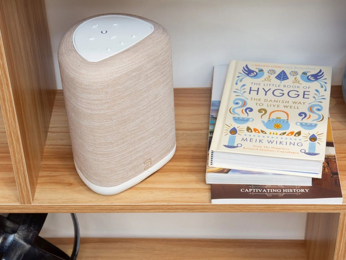 Lautsprecher und Bücher auf einem Regal.