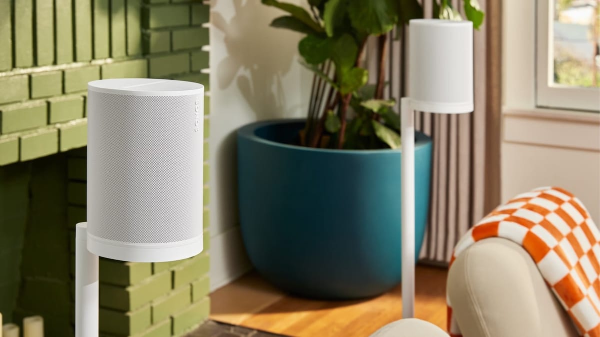 Zwei weiße Lautsprecher in modernem Wohnzimmer.