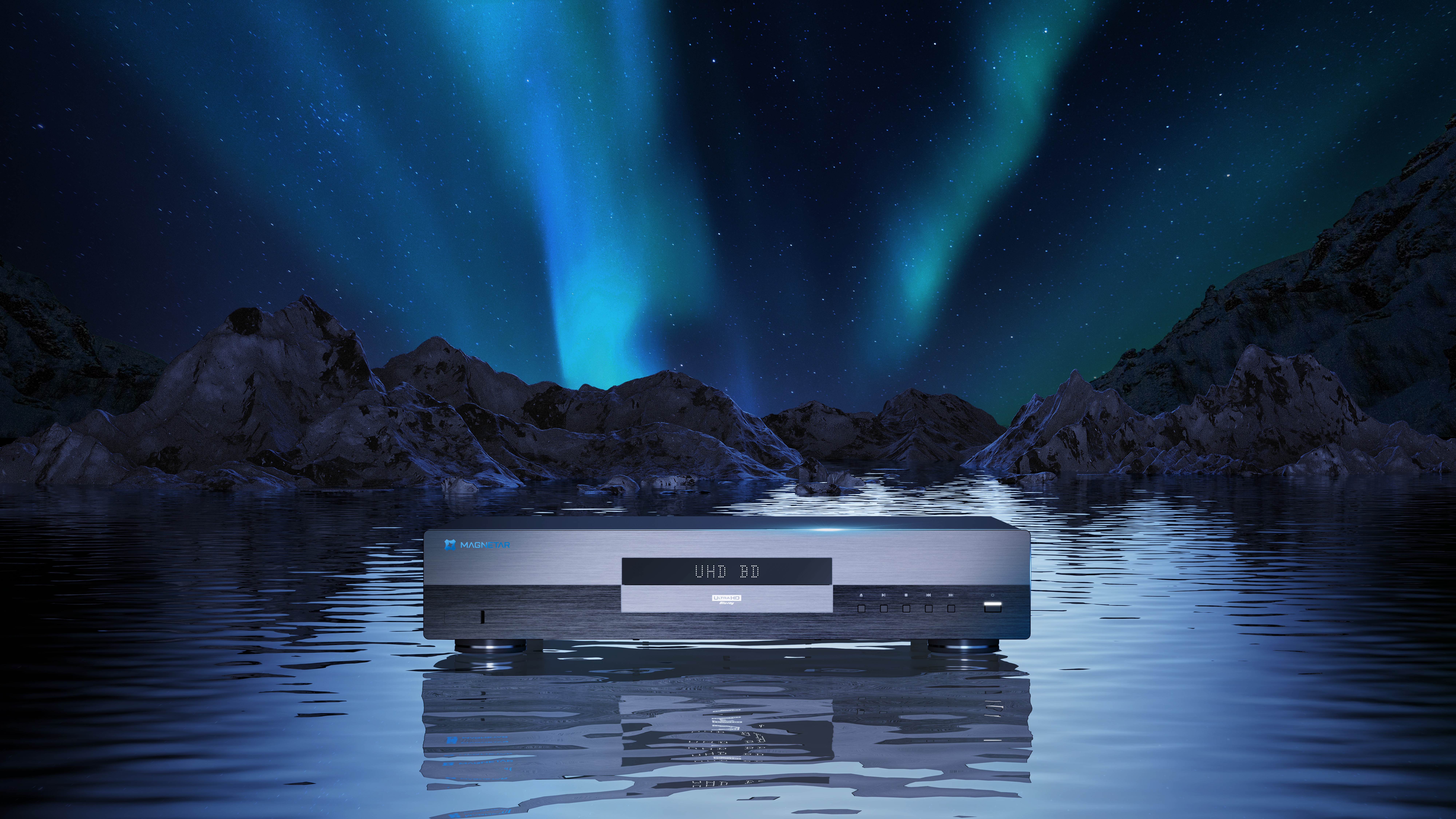 Beamer vor Polarlichtern und Bergen im Wasser.