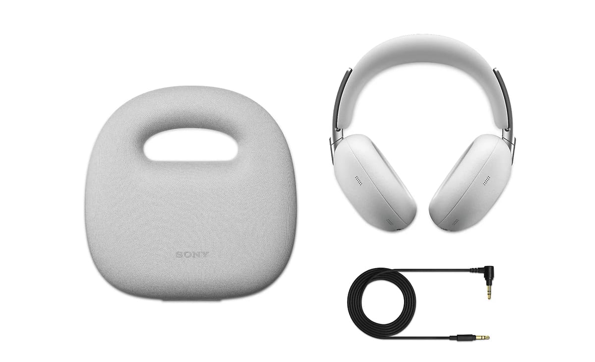Kopfhörer, Etui und Kabel auf weißem Hintergrund.