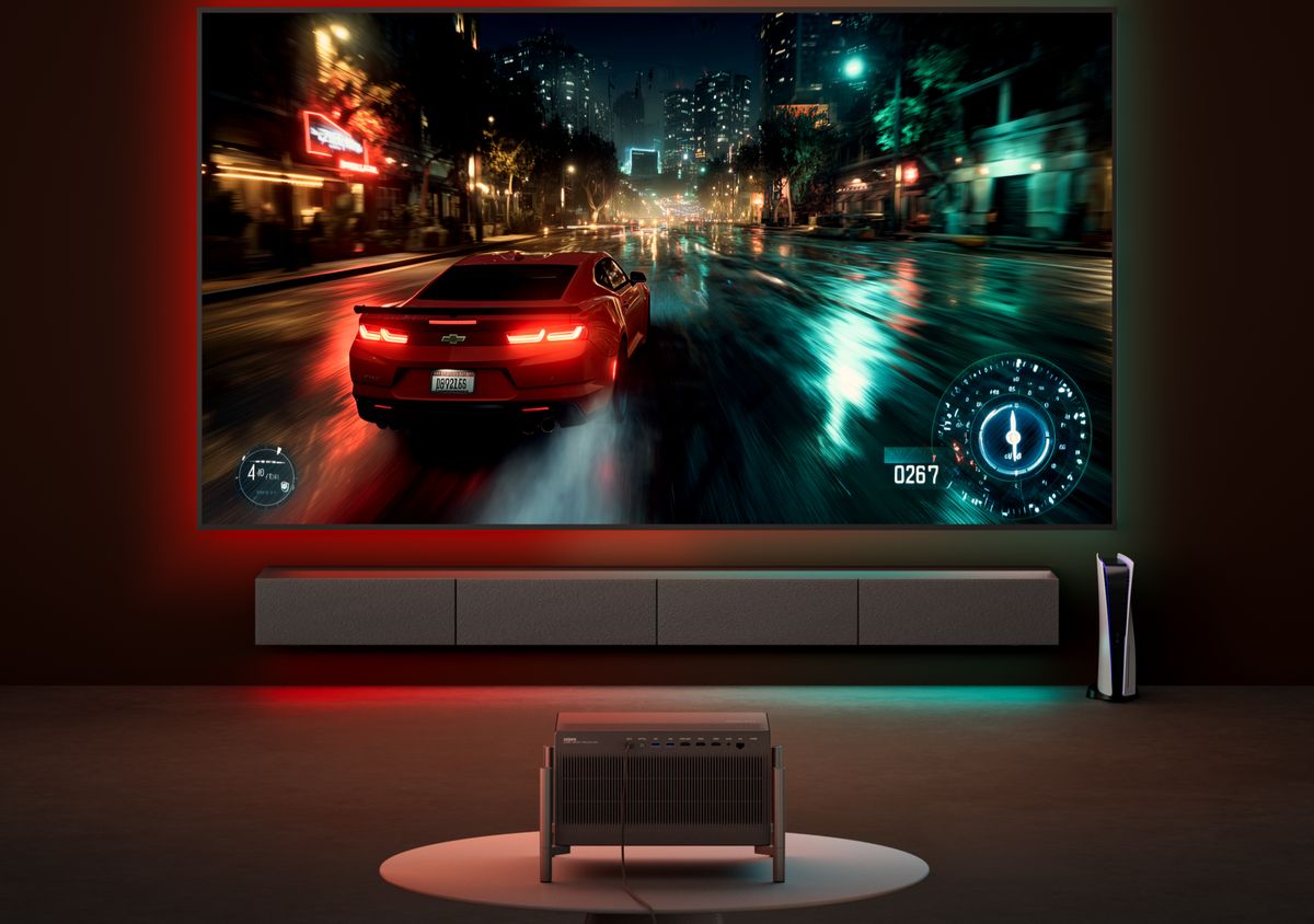 Gaming-Setup mit Beamer und Rennspiel.