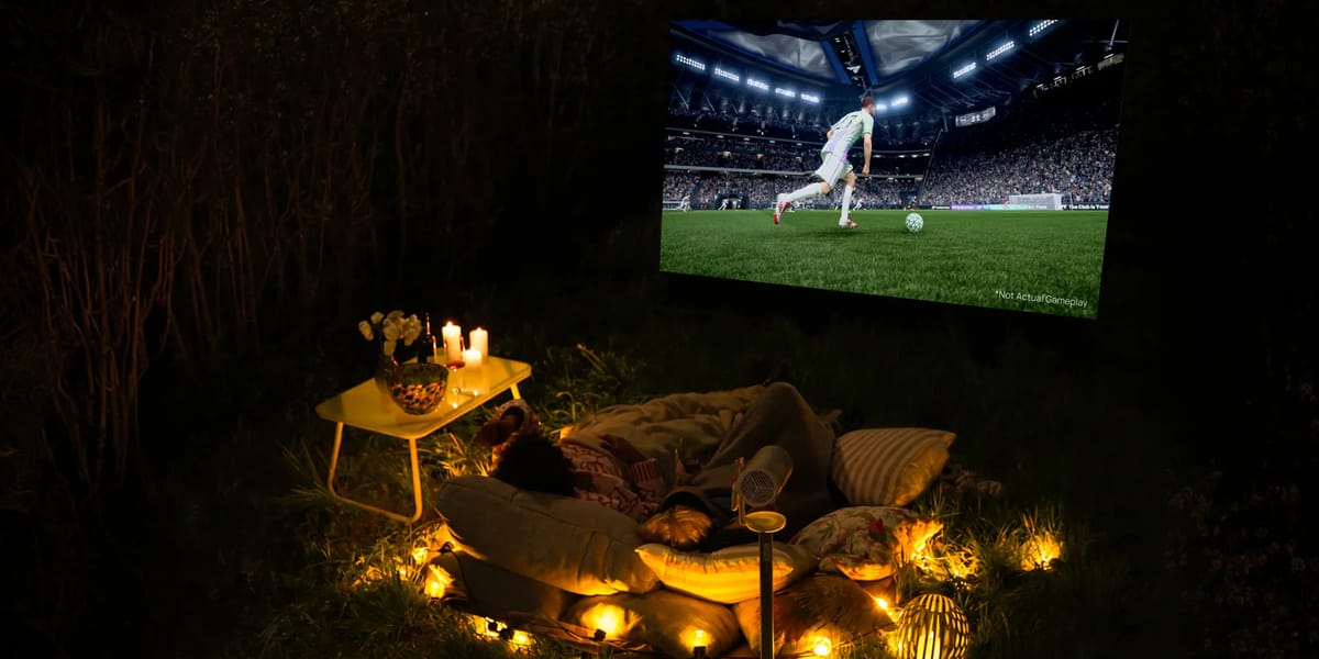 Gemütliches Outdoor-Kino mit Fußballspiel auf Beamer.