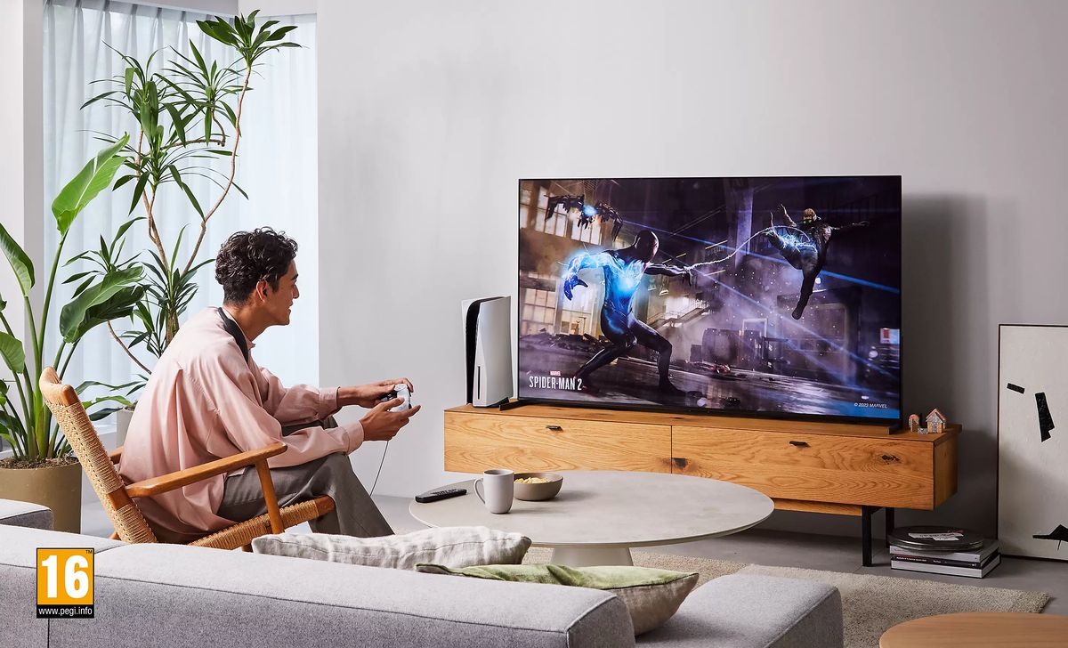 Person spielt Videospiel auf großem Fernseher.