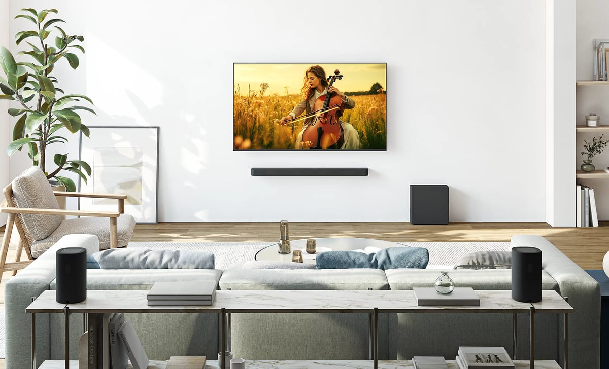 Modernes Wohnzimmer mit Fernseher und Soundanlage.
