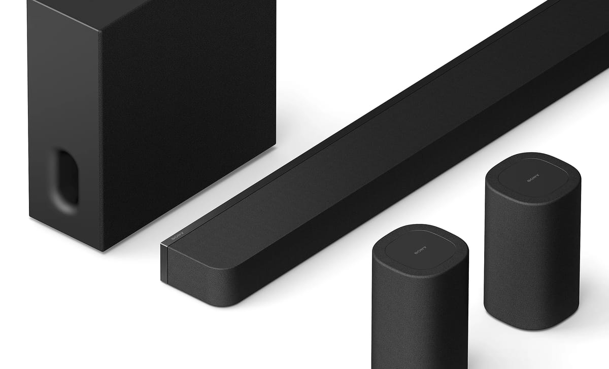 Schwarzes Heimkino-Lautsprechersystem mit Subwoofer.