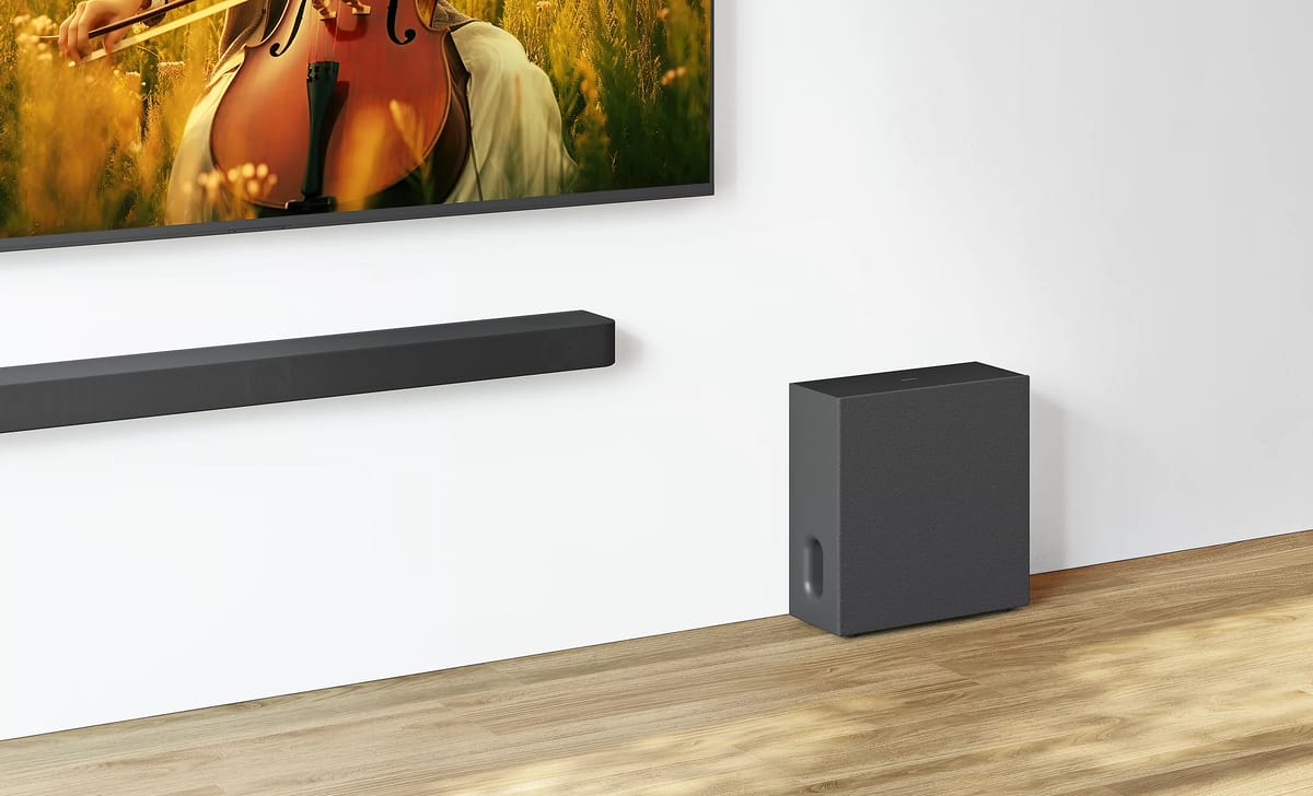 Soundbar und Subwoofer unter einem Fernseher.