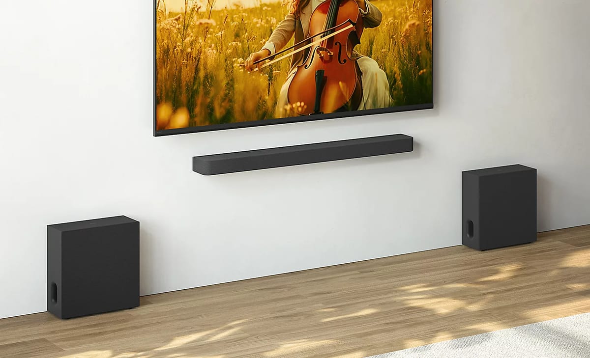 Heimkino-Setup mit Soundbar und Subwoofern.