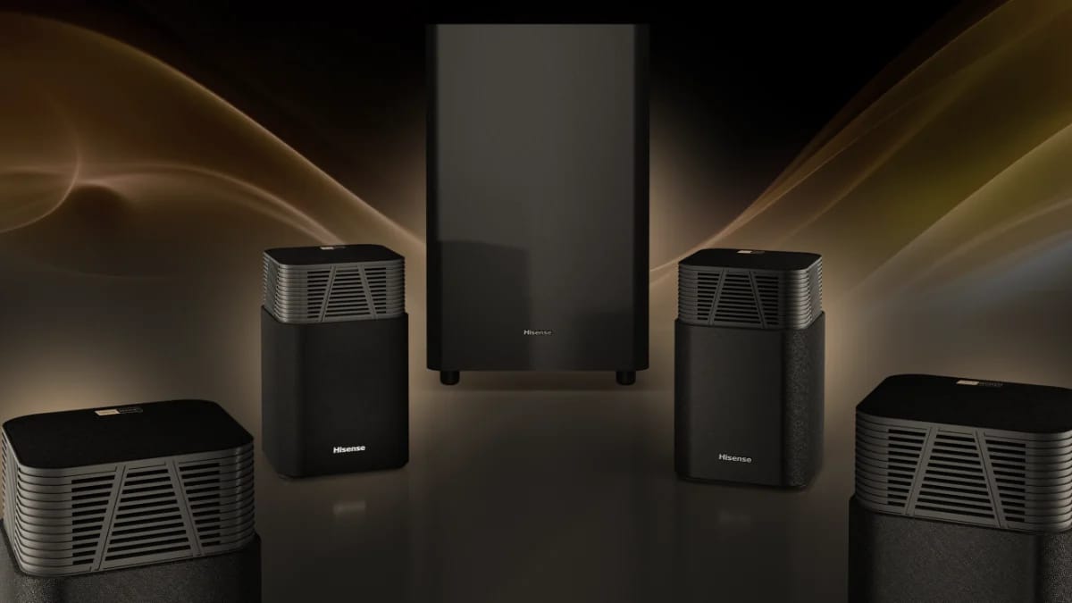 Hisense HT Saturn: vier Satelliten und Subwoofer vor goldenem Licht