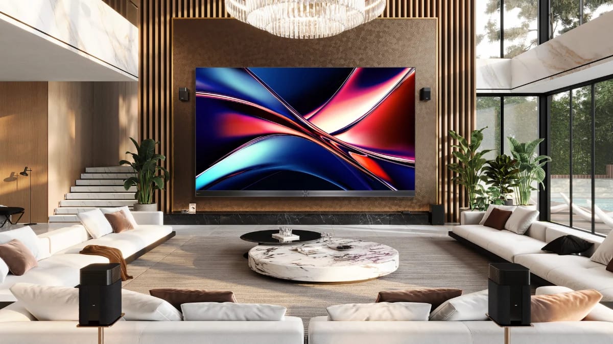 Helles Wohnzimmer mit Fernseher und Satellitenlautsprechern
