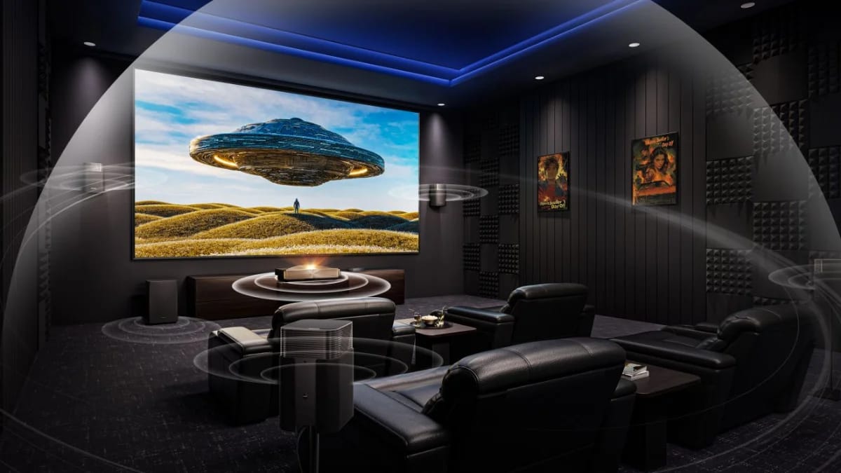 Heimkino mit Laser TV, Klangkuppel und zusätzlichen Lautsprechern angedeutet