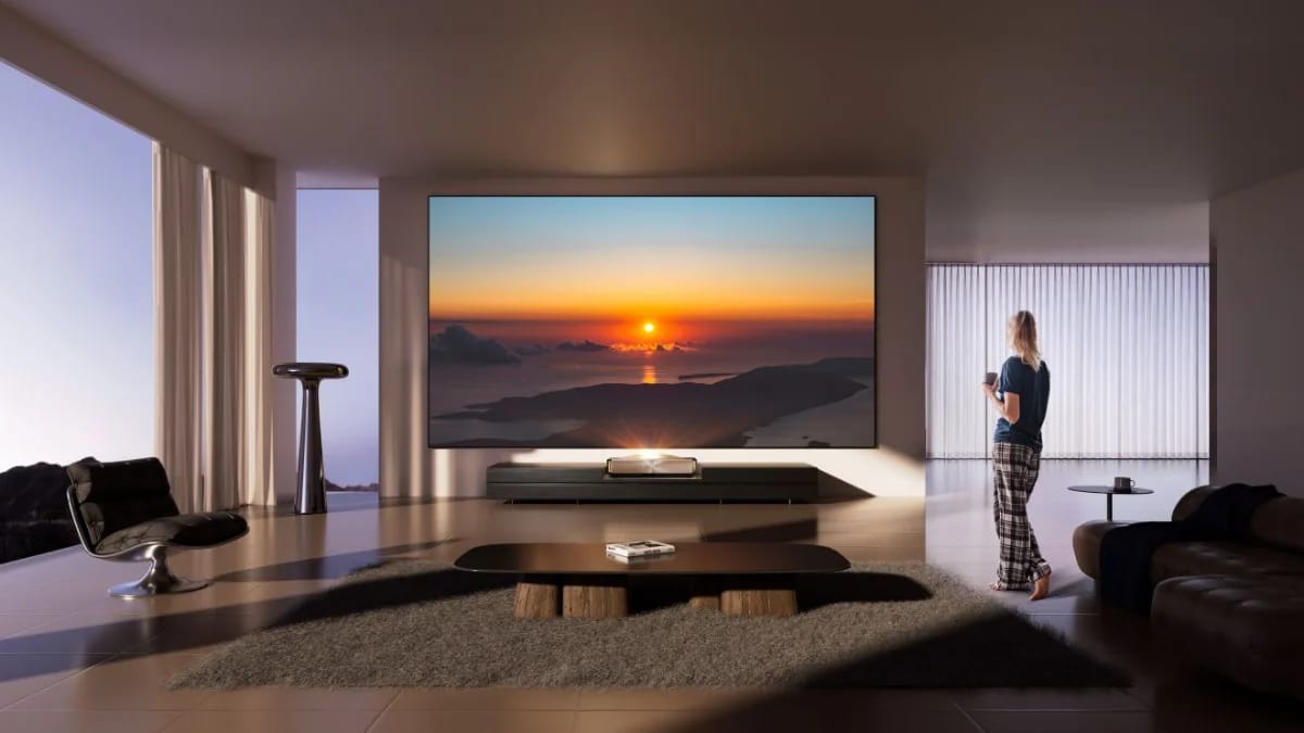 Heller Wohnraum bei Tageslicht mit großem Bild des Laser TVs