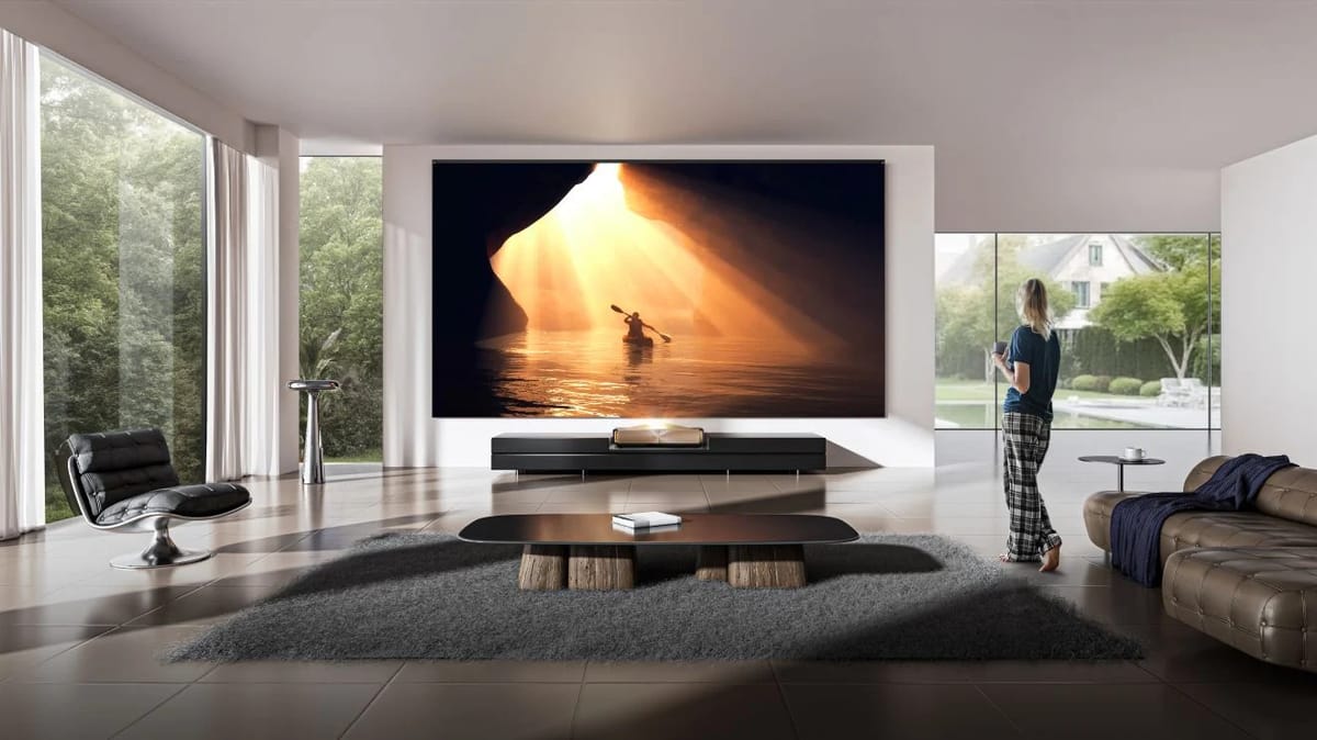 Hisense L9Q Laser TV im hellen Wohnzimmer
