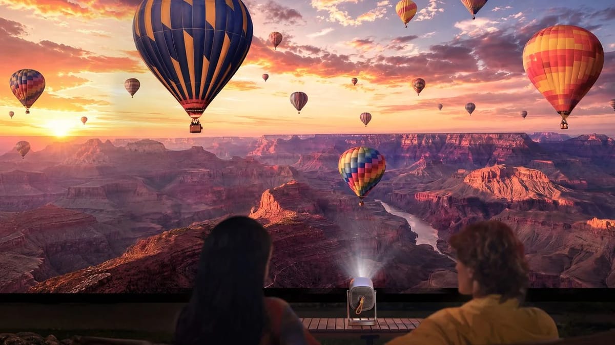 Hisense P1 projiziert ein großes Bild unter freiem Himmel bei Sonnenuntergang.