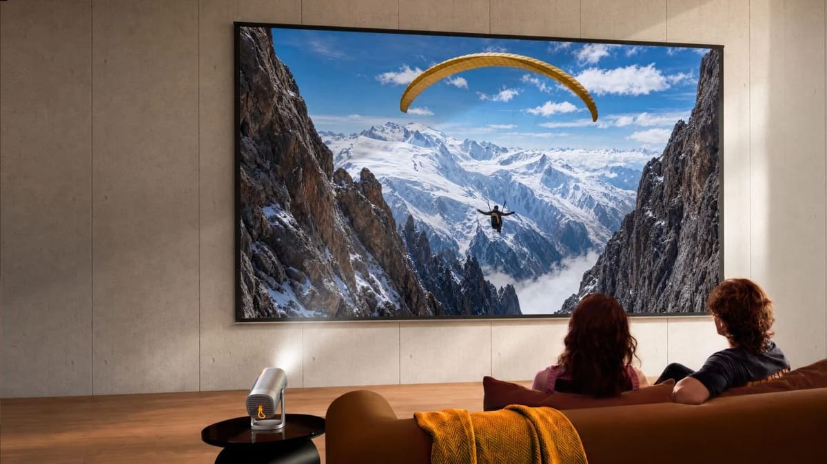 Filmabend mit Bergpanorama auf großer Projektion.