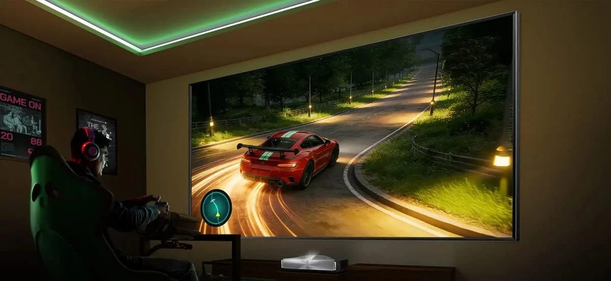 Rennspiel auf großem Projektionsbild, davor ein Spieler im Gaming-Sessel