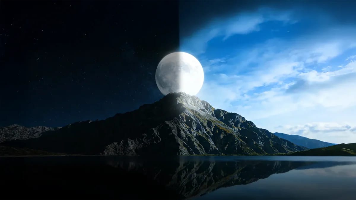 Vollmond über Bergen, links Nachthimmel, rechts heller Taghimmel