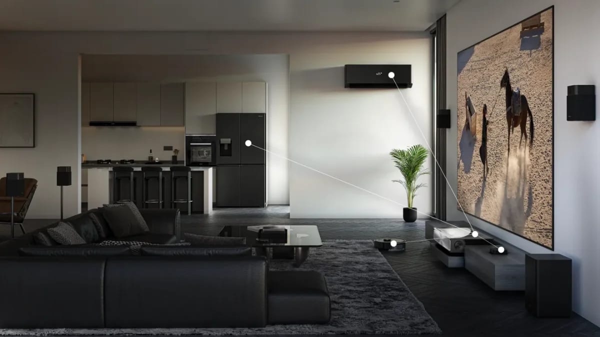 Moderner Wohnraum mit Laser TV und großem Projektionsbild