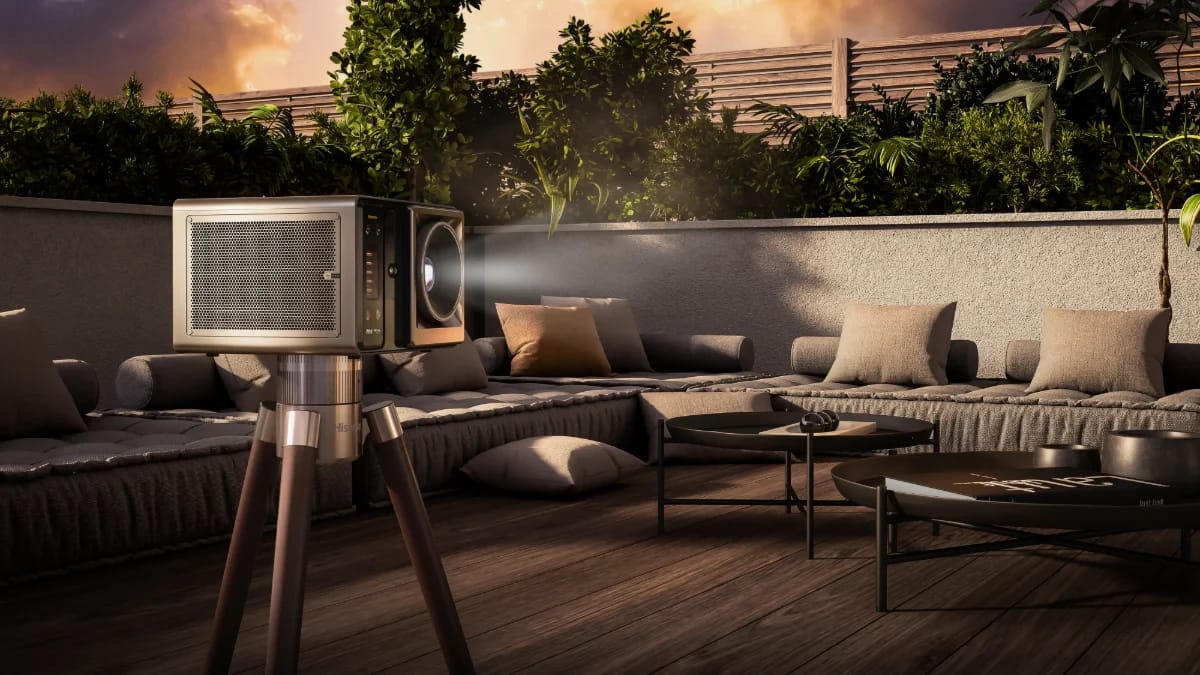 Hisense XR10 auf dem Hisense SG9S auf einer Terrasse am Abend