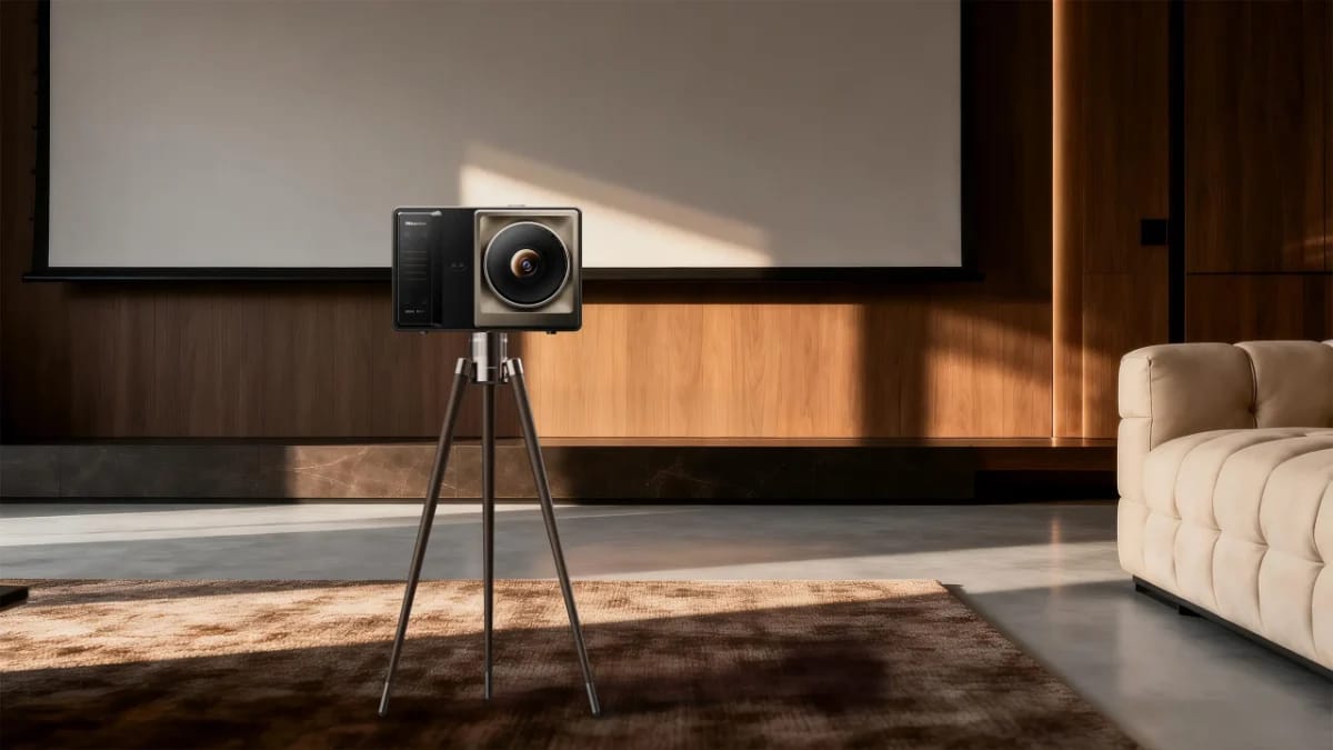 Hisense XR10 auf dem Hisense SG9S im Wohnzimmer vor einer Leinwand