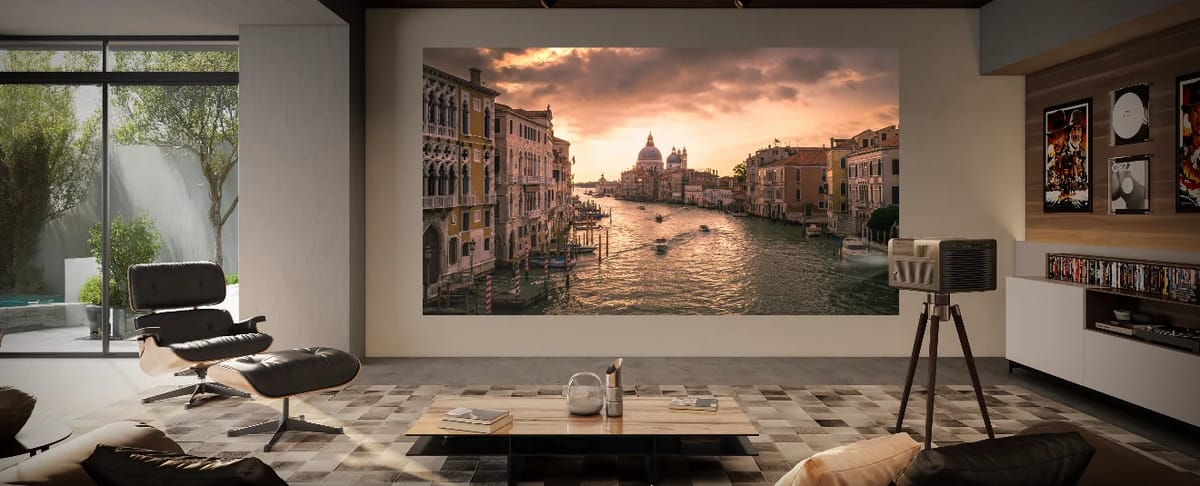 Hisense XR10 im hellen Wohnzimmer mit großem Bild an der Wand