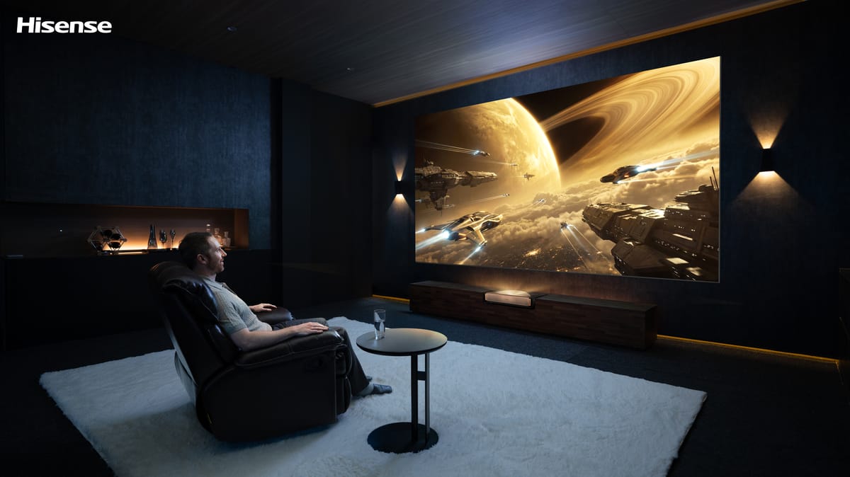 Mann schaut Science-Fiction auf großem Bildschirm.