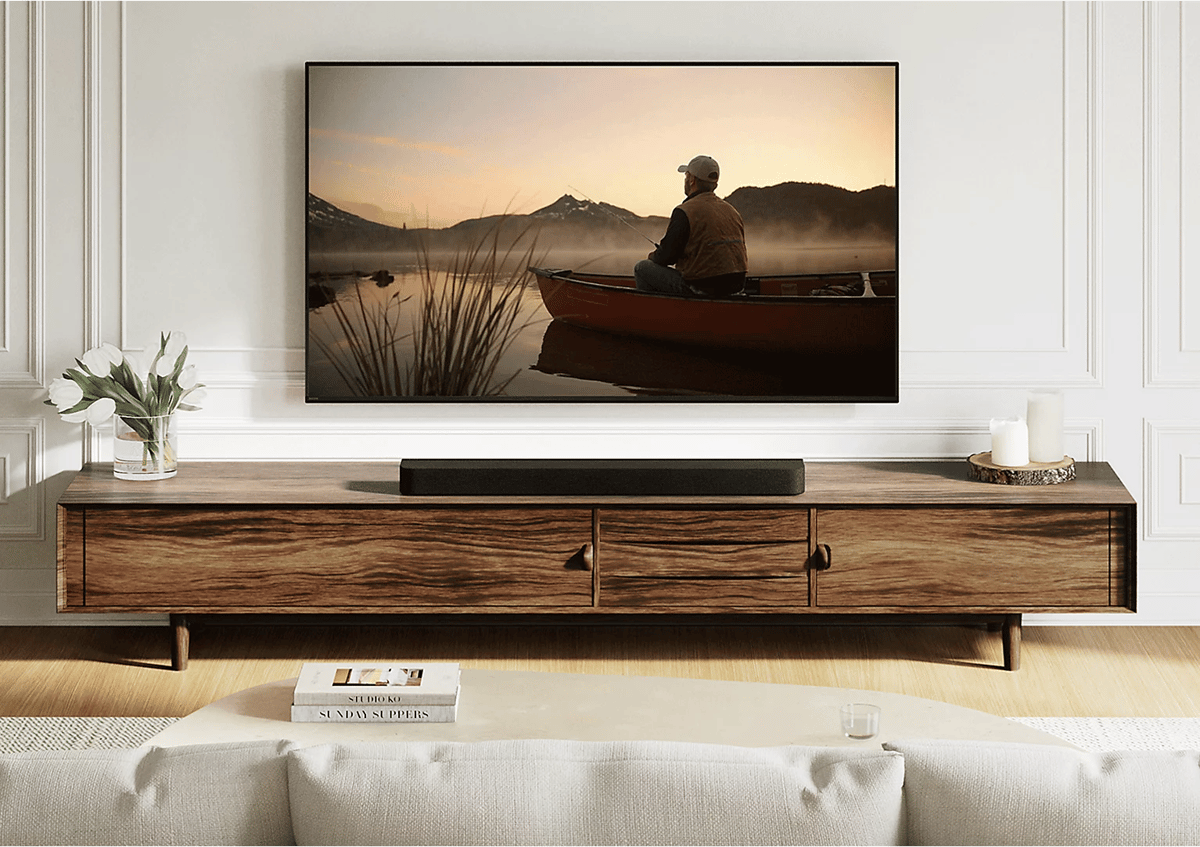 Wohnzimmer mit Fernseher und Holzschrank.