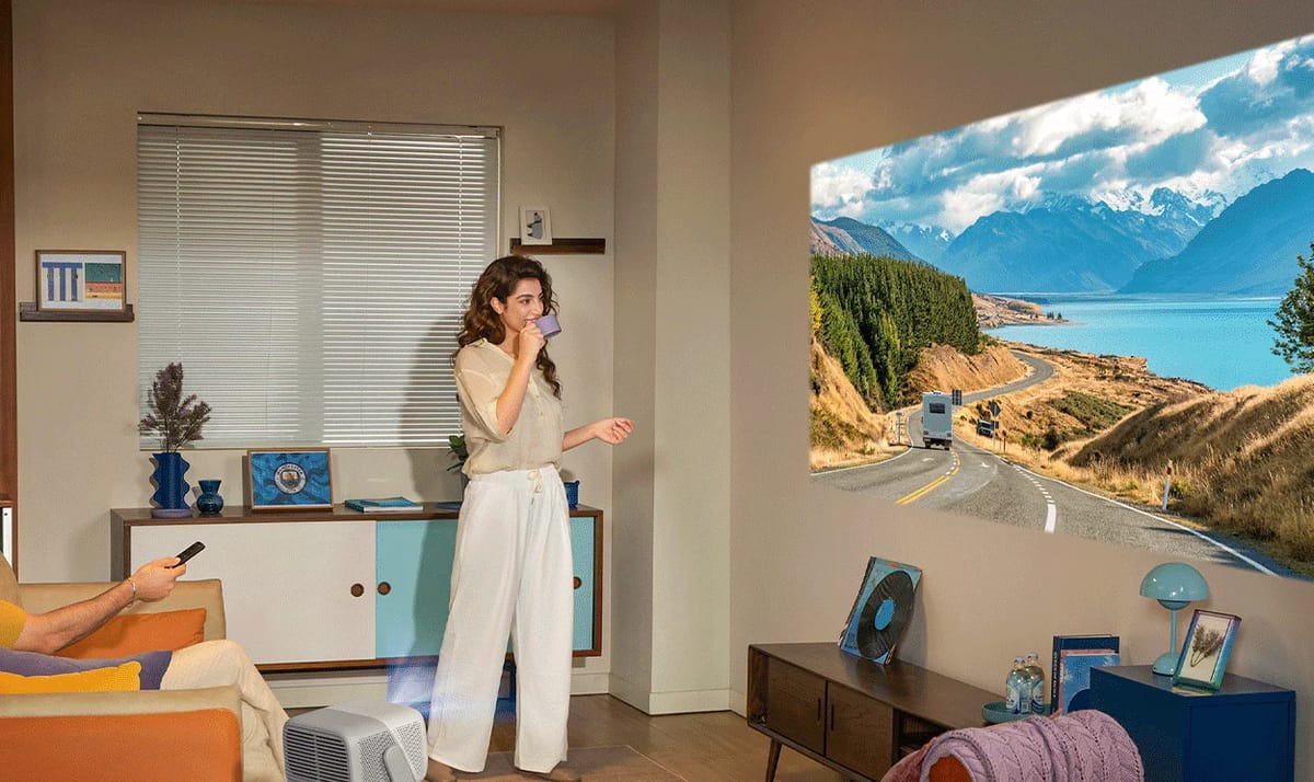 JMGO N3 4K projiziert ein Landschaftsbild im Wohnzimmer