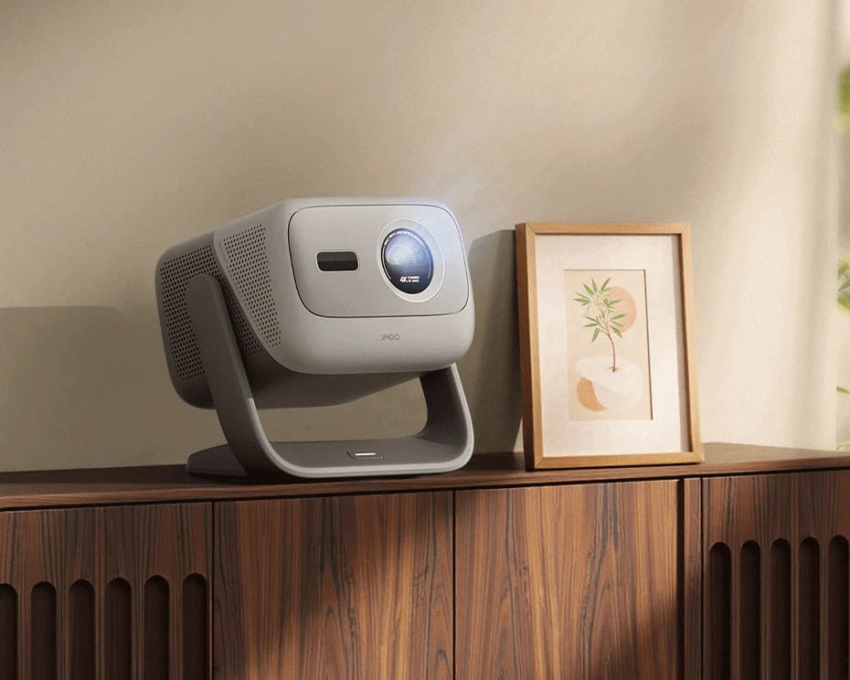 JMGO N3 4K auf einem Sideboard im Wohnzimmer