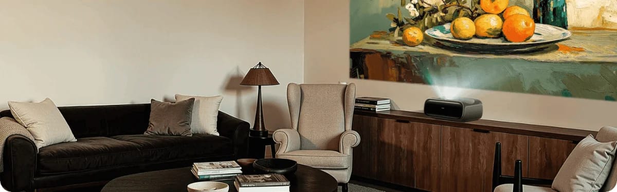 Wohnzimmer mit Laser TV auf einem Sideboard