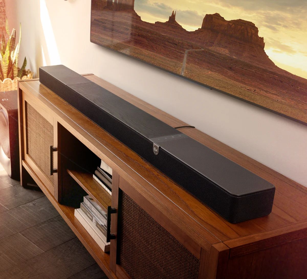Soundbar in Schwarz auf einem Lowboard aus Holz