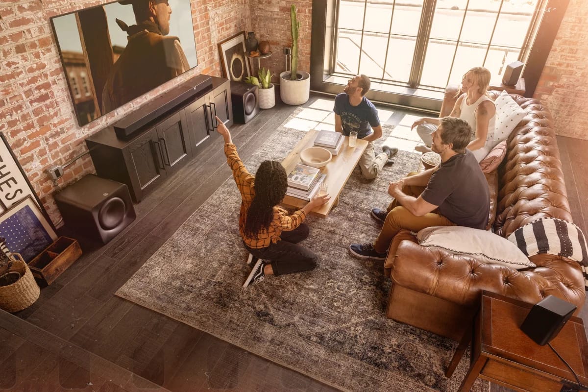 Wohnraum von oben mit Personen und Soundbar vor dem Fernseher