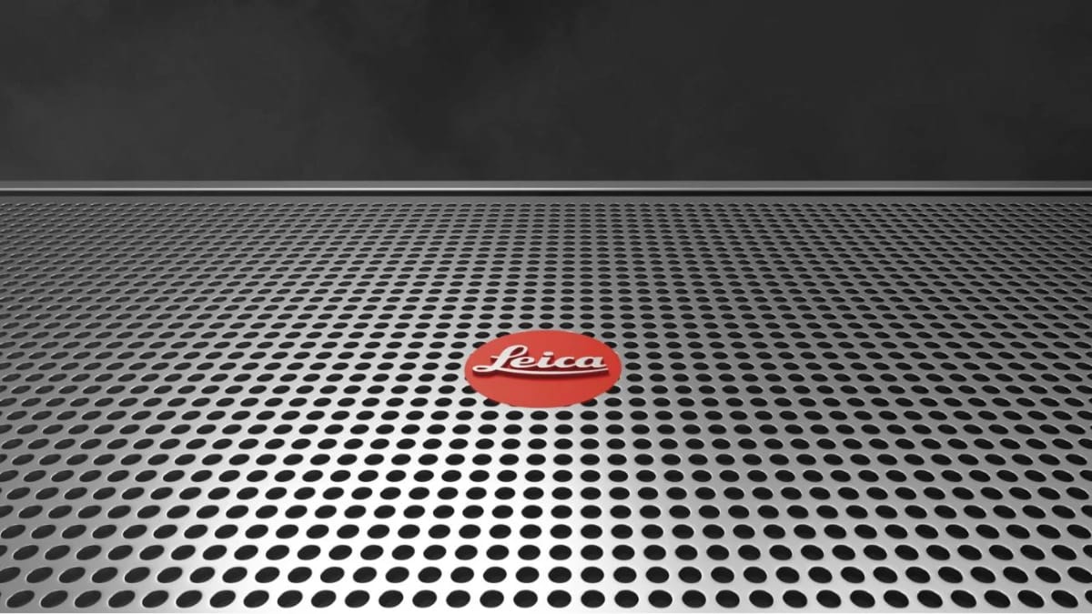 Lochblech-Front mit rotem Leica-Logo in Nahaufnahme
