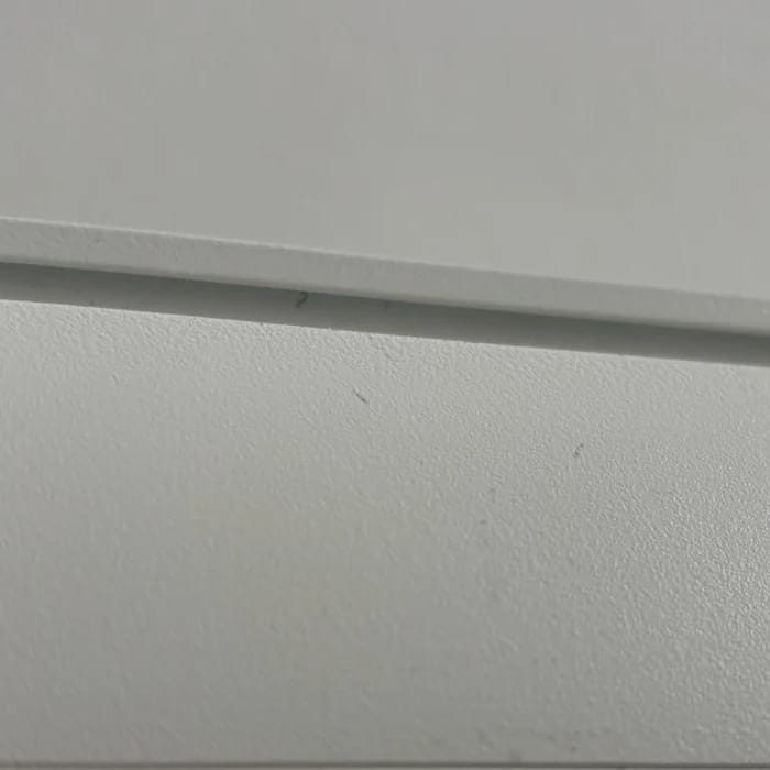 Kleine Kratzer oben am Gehäuse