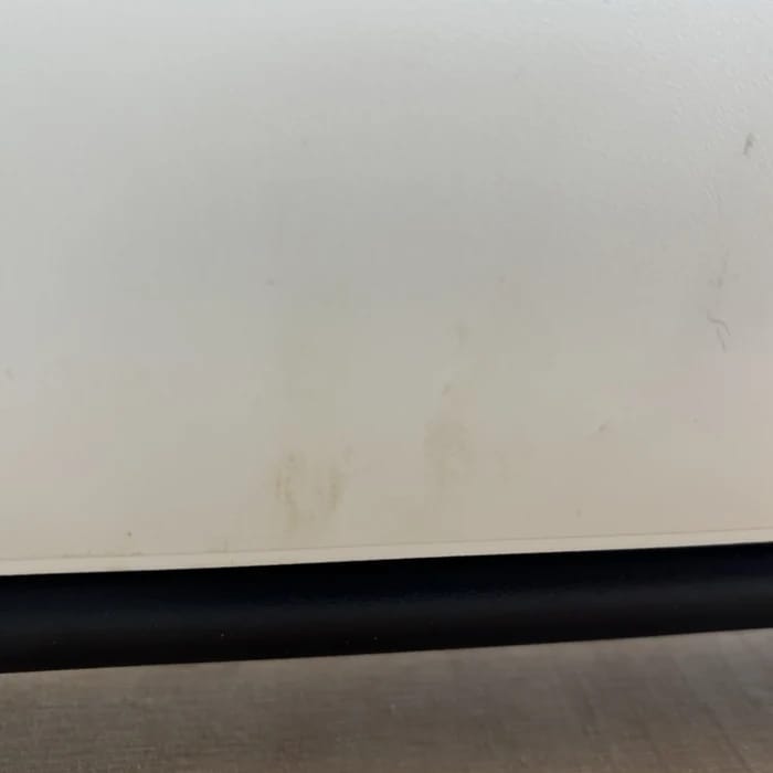 Leichte gelbliche Verschmutzung am Gehäuse