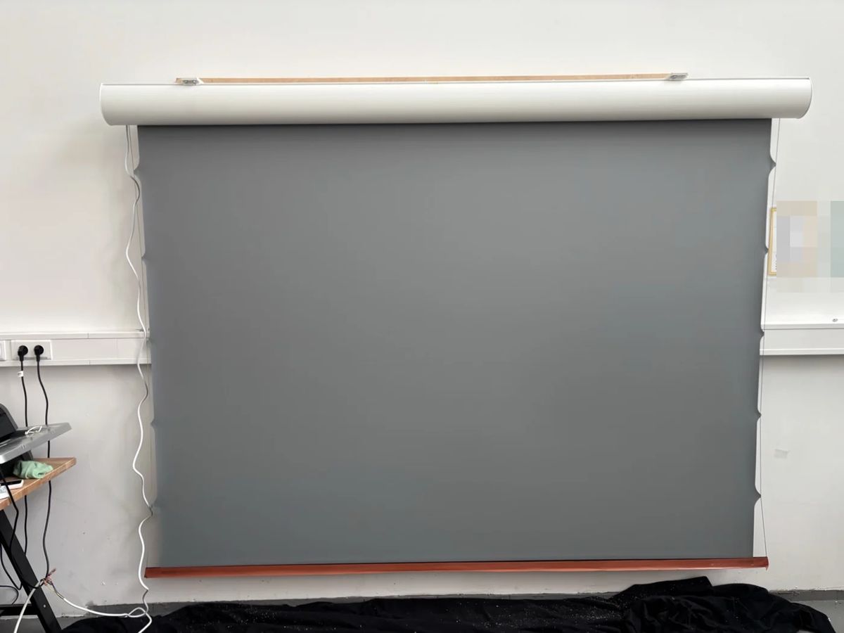 B-Ware LS Screens ApolloMotion Dark Motorleinwand 110 Zoll bei unserer Prüfung